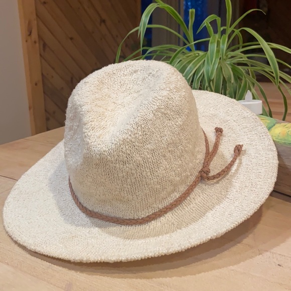 Kendall & Kylie Accessories - Kendall and Kylie white hat